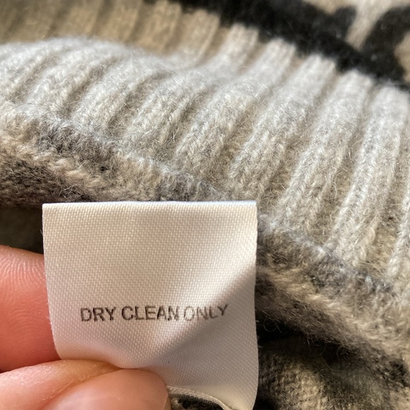 Design History 100/% Cashmere Animal Print V-Neck Sweater Medium Gray/Black - Picture 5 of 5